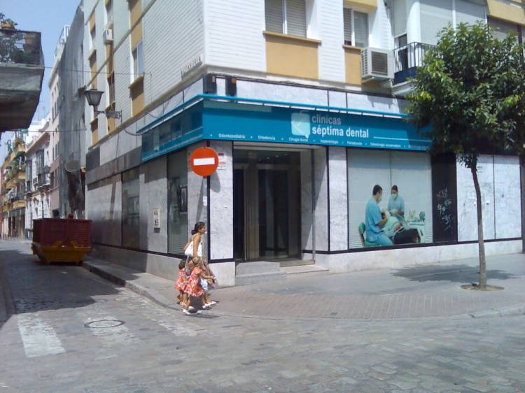 R&oacute;tulo cartel luminoso Luminaria. Cl&iacute;nicas S&eacute;ptima Dental  San Jacinto Sevilla