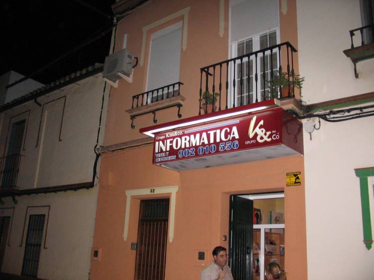 R&oacute;tulo cartel luminoso Luminaria. Fabricaci&oacute;n de luminaria de Kiss&co Dos Hermanas Sevilla