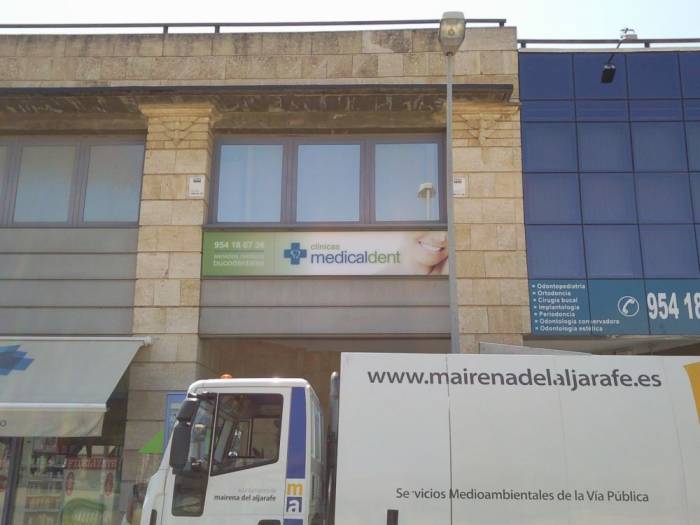 R&oacute;tulo cartel luminoso Luminaria. Medicaldent Ciudad Expo Sevilla