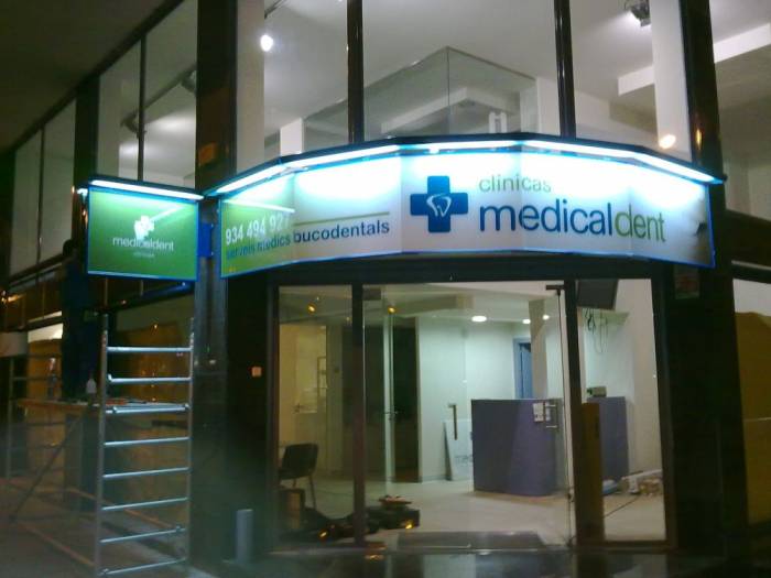 R&oacute;tulo cartel luminoso Luminaria. Medicaldent San Ram&oacute;n Nonat Barcelona