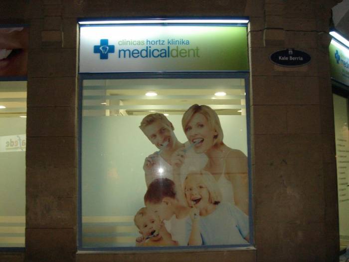 R&oacute;tulo cartel luminoso Luminaria. Medicaldent San Sebasti&aacute;n