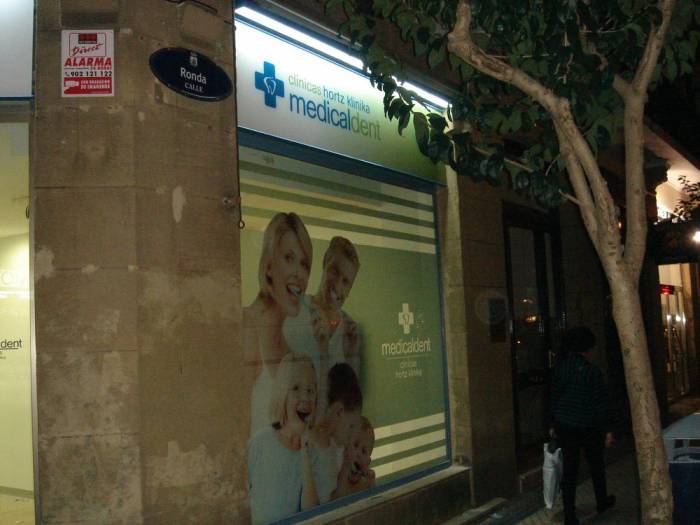 R&oacute;tulo cartel luminoso Luminaria. Medicaldent San Sebasti&aacute;n