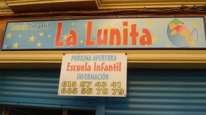 R&oacute;tulo cartel La lunita Guarder&iacute;a En Dos Hermanas Sevilla