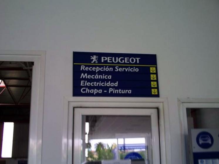 R&oacute;tulo cartel Peugeot Automares Pisa Sevilla