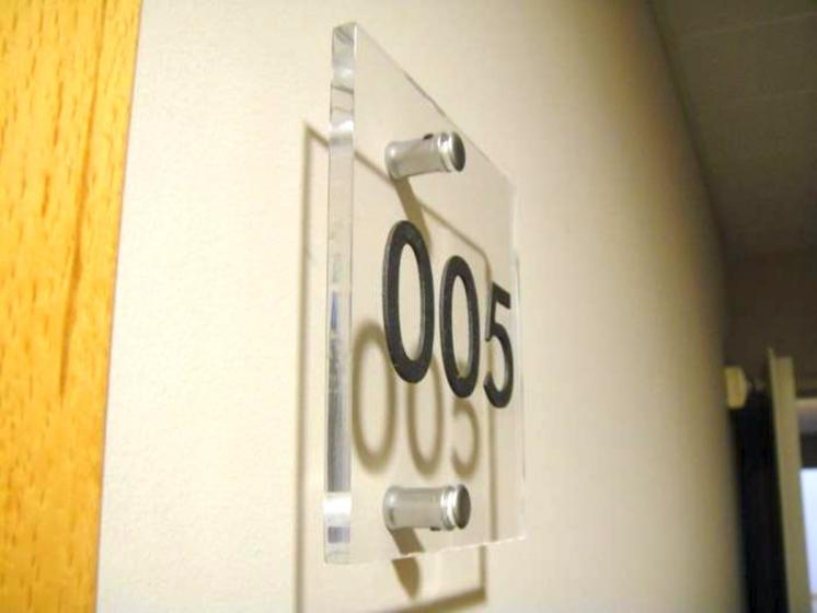 R&oacute;tulo cartel Placa metacrilato + texto acero inox