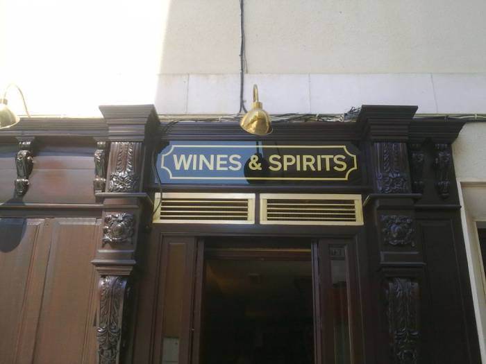 Rótulo cartel Wines & Spirits, Dos Hermanas Sevilla