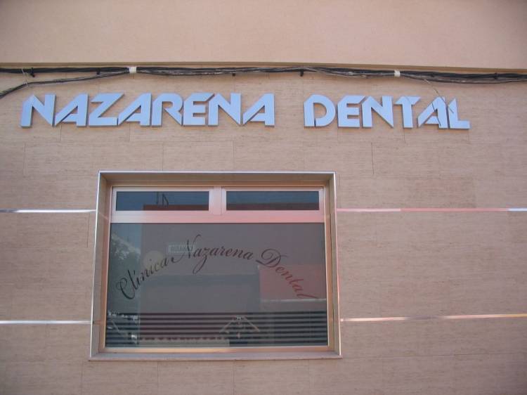 R&oacute;tulo con letras corp&oacute;reas en acero inoxidable. Cl&iacute;nica Nazarena Dos Hermanas Sevilla
