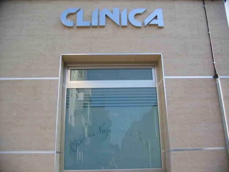R&oacute;tulo con letras corp&oacute;reas en acero inoxidable. Cl&iacute;nica Nazarena Dos Hermanas Sevilla