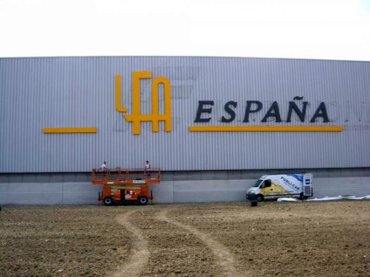 R&oacute;tulo en letras corp&oacute;reas. FLA Espa&ntilde;a, Sevilla