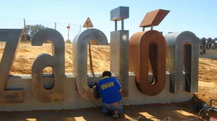 R&oacute;tulo en letras corp&oacute;reas. Urbanizaci&oacute;n Valdepegas Lepe Huelva Acero cort&eacute;n