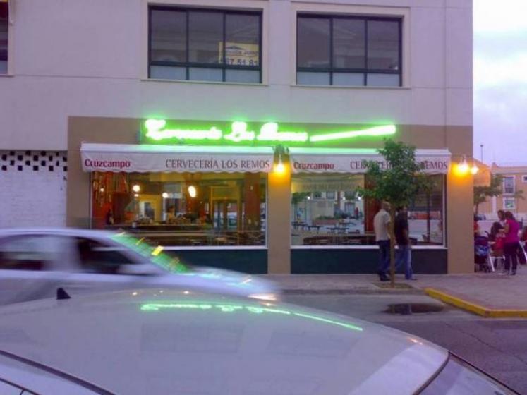 Rótulo de letras y logos de neón pírex. Cervecería Los Remos Dos Hermanas Sevilla