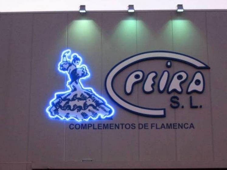 Rótulo de letras y logos de neón pírex. Trajes de Flamenca Peira Dos Hermanas Sevilla