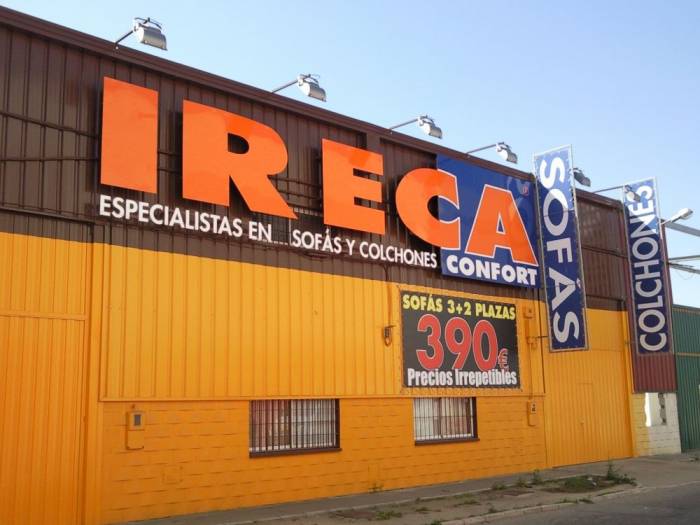 Rótulo en letras recortadas. Ireca El Manchón Sevilla