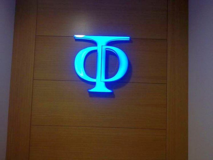 Rótulo Logo en metacrilato en 3D con iluminación por led. Sevilla