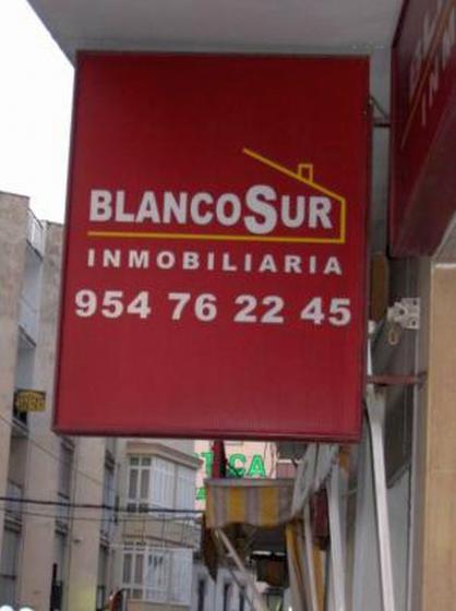 R&oacute;tulo luminoso Banderola. Blanco sur inmobiliaria Sevilla