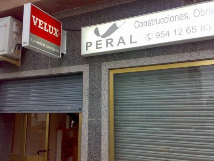 R&oacute;tulo luminoso Banderola cl&aacute;sica Peral. Sevilla