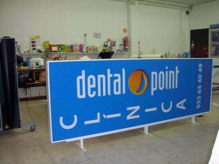 R&oacute;tulo luminoso Banderola. Cl&iacute;nica Dental Point Brenes Sevilla