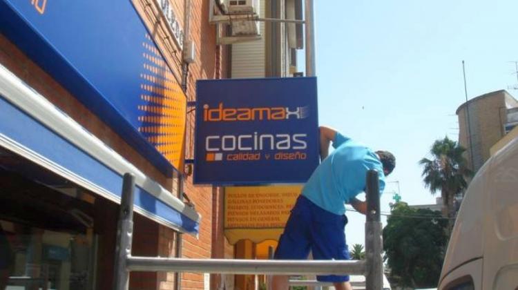 R&oacute;tulo luminoso Banderola. Ideamax Isidoro Dom&iacute;nguez Bellavista Sevilla caj&oacute;n 31 mts