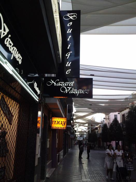 R&oacute;tulo luminoso, Banderola T invertida Boutique Nazaret V&aacute;zquez Dos Hermanas Sevilla
