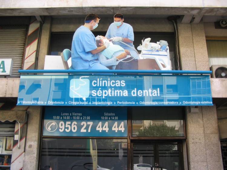 R&oacute;tulo luminoso con imagen corp&oacute;reas. Cl&iacute;nicas S&eacute;ptima C&aacute;diz