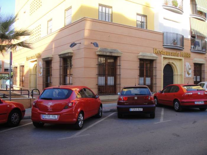 R&oacute;tulo luminoso con letras corp&oacute;reas de lat&oacute;n con led. Restaurante Mara Dos Hermanas Sevilla.