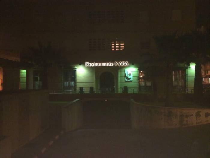 R&oacute;tulo luminoso con letras corp&oacute;reas de lat&oacute;n con led. Restaurante Mara Dos Hermanas Sevilla.