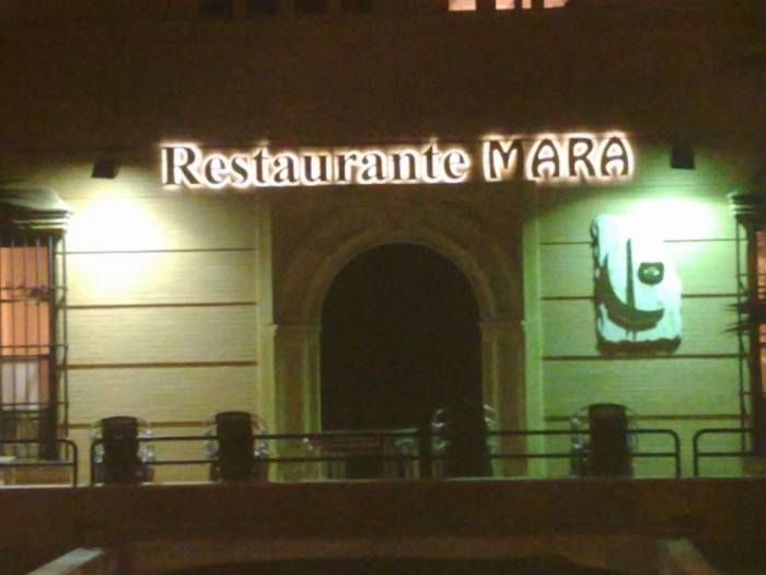 Rótulo luminoso con letras corpóreas de latón con led. Restaurante Mara Dos Hermanas Sevilla.