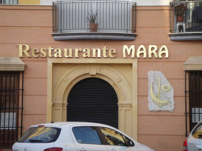 R&oacute;tulo luminoso con letras corp&oacute;reas de lat&oacute;n con led. Restaurante Mara Dos Hermanas Sevilla.
