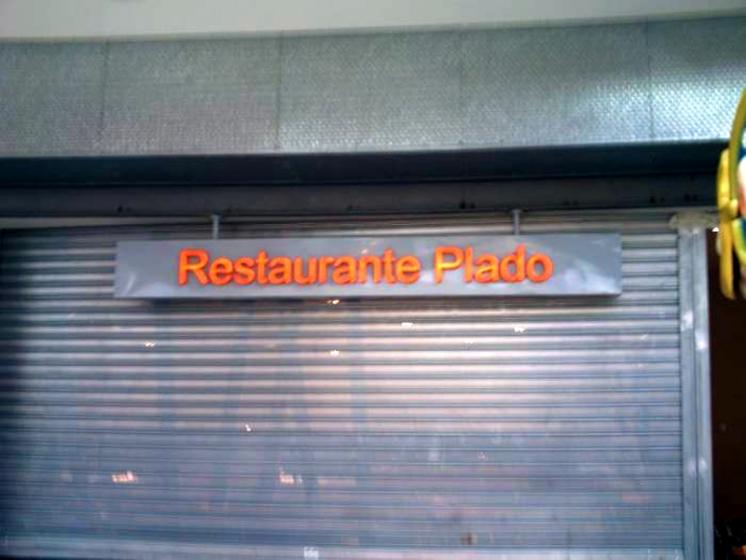 Rótulo luminoso corpóreo. Caja con textos corpóreos Centro comercial Aire sur Sevilla