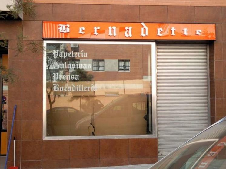 R&oacute;tulo luminoso corp&oacute;reo. Caja con textos corp&oacute;reos Montequinto Dos Hermanas Sevilla