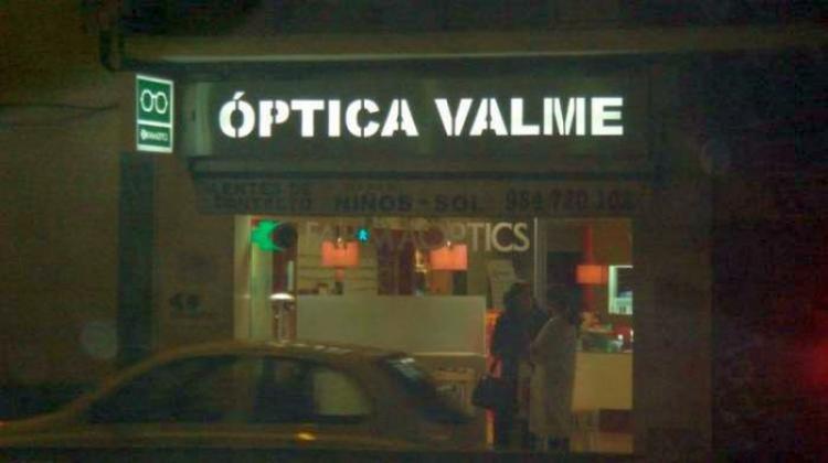 Rótulo luminoso corpóreo. Frente calado Dos Hermanas Óptica Valme Sevilla