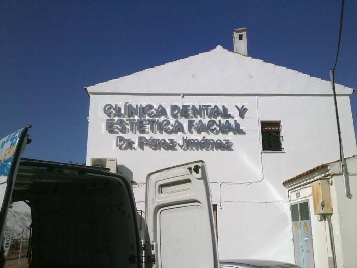 R&oacute;tulo luminoso Letras corp&oacute;reas con led. Cl&iacute;nica Dental y Est&eacute;tica Facial Dr. P&eacute;rez Jim&eacute;nez. Castilleja de la Cuesta Sevilla