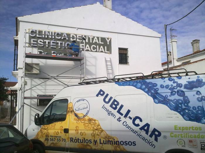 R&oacute;tulo luminoso Letras corp&oacute;reas con led. Cl&iacute;nica Dental y Est&eacute;tica Facial Dr. P&eacute;rez Jim&eacute;nez. Castilleja de la Cuesta Sevilla