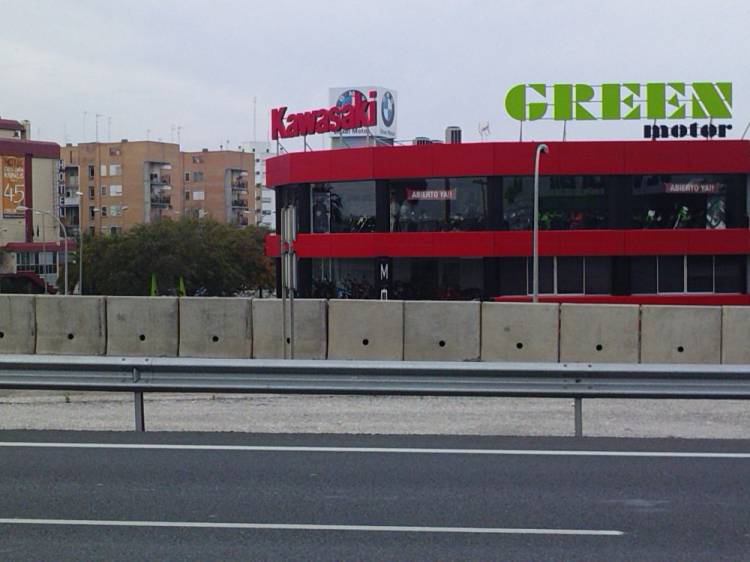R&oacute;tulo luminoso en letras corp&oacute;reas con ne&oacute;n. Kawasaki Green Motor Sevilla