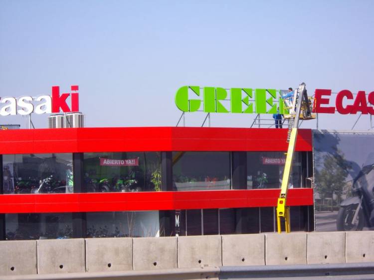 R&oacute;tulo Luminoso en letras corp&oacute;reas con ne&oacute;n. Kawasaki Green Motor Sevilla
