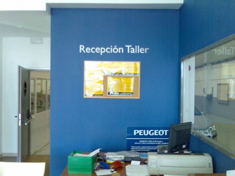 R&oacute;tulo Peugeot Automares Pisa Metacrilato 5 mm Sevilla