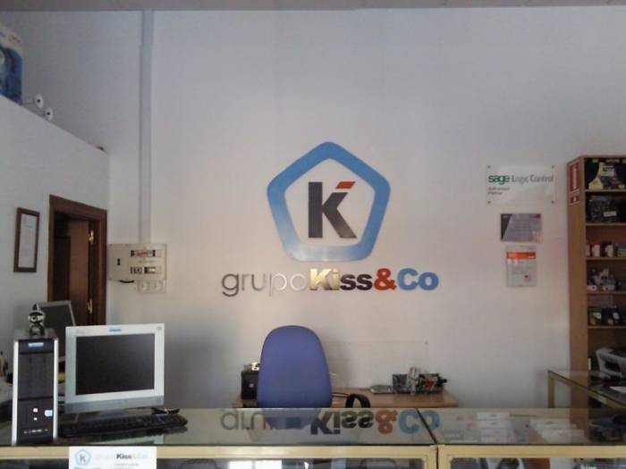 R&oacute;tulo PVC 19 pintado Grupo Kiss&co. Dos Hermanas Sevilla