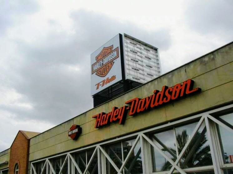 Rótulo Sevilla. Harley Dadvison. Rótulos cartel cubo con cajas luminosas y lona tensada de Gran Formato