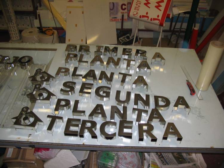 R&oacute;tulos Letras en acero inoxidable Inmobiliaria Osuna. Sevilla