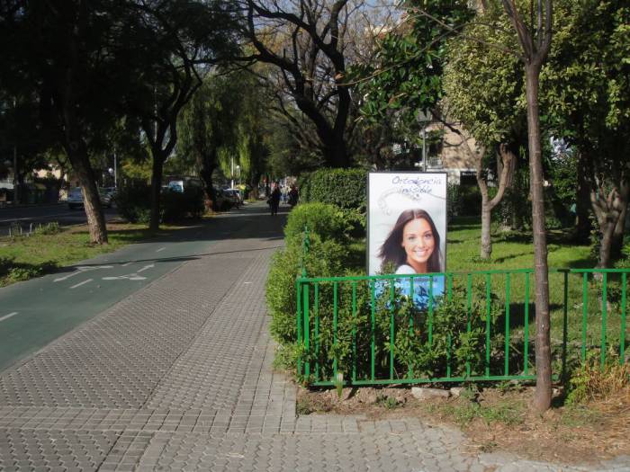 Totem monolito luminoso en acero inoxidable. Cl&iacute;nica Ortodoncia Alfonso Campos Pe&ntilde;a Sevilla