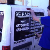 Rotulación de furgoneta en vinilo de corte e impresión digital. Reformas Dos Hermanas Sevilla