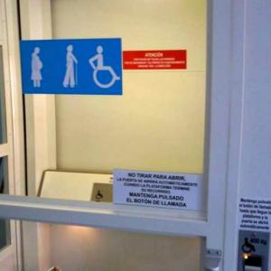 Rótulo cartel Clínicas Medicaldent José Laguillo. Señalización reglamentada.