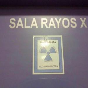 Rótulo cartel Clínicas Medicaldent José Laguillo. Señalización reglamentada.