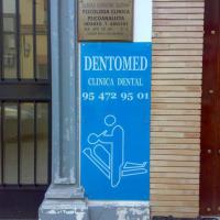 Rótulo cartel con rotulación Dentomed. Dos Hermanas Sevilla