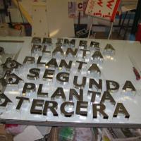 Rótulo cartel Letras en acero inoxidable Inmobiliaria Osuna Sevilla