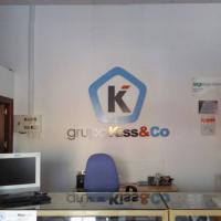 Rótulo PVC 19 pintado Grupo Kiss&co. Dos Hermanas Sevilla