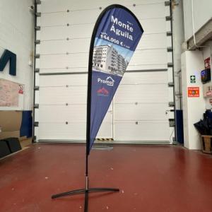 Banderola tipo gota de l&aacute;grima. Fly Banner para Inmobiliaria Gando Real en Dos Hermanas Sevilla.