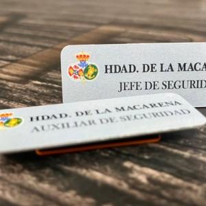 Chapa porta nombre identificativa para el equipo de seguridad de la Virgen de la Macarena. Sevilla
