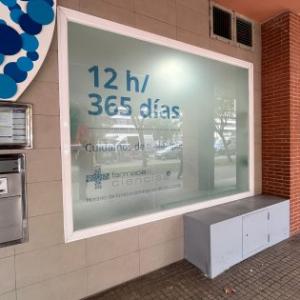 Decoraci&oacute;n de cristales mediante vinilos &aacute;cidos impresos para la Farmacia Ciencias en Sevilla.