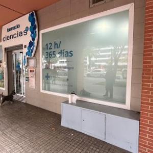 Decoraci&oacute;n de cristales mediante vinilos &aacute;cidos impresos para la Farmacia Ciencias en Sevilla.